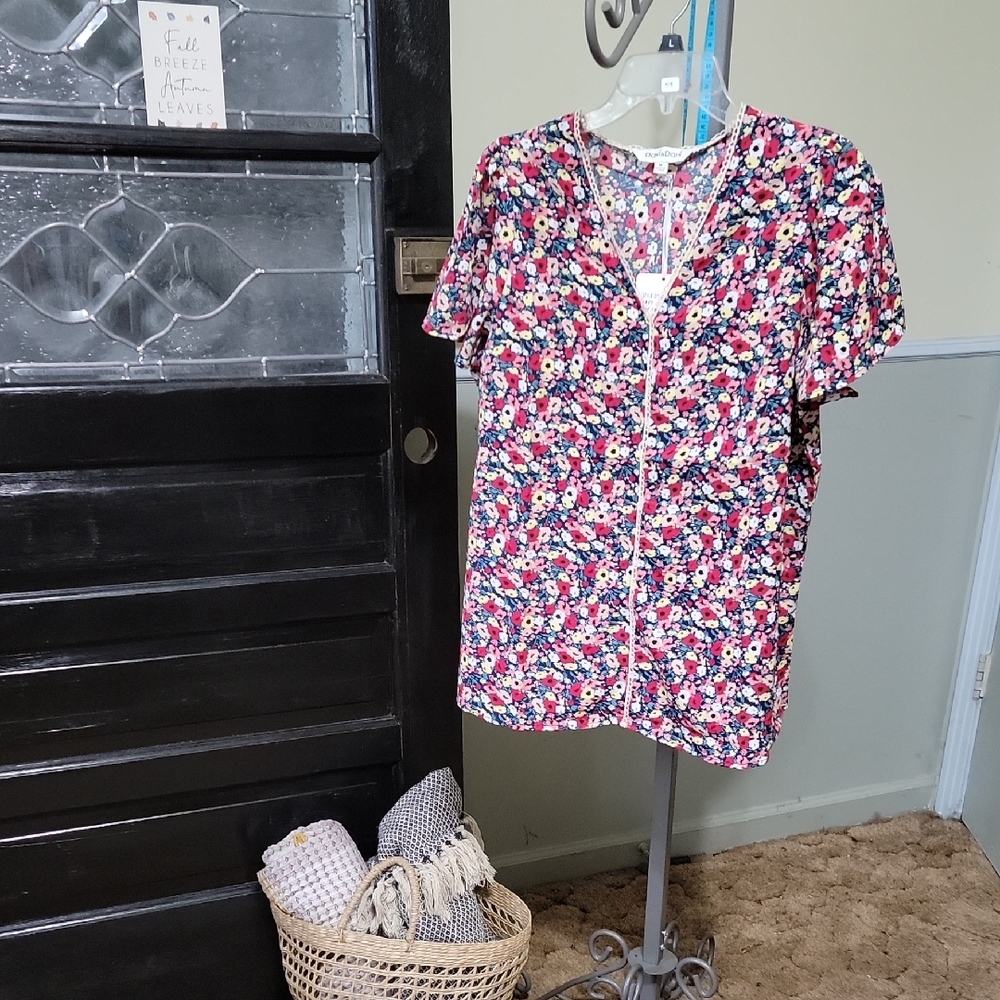 NWT Davi&Dani Floral Wide Sleeve Front Aplique Woman Size M